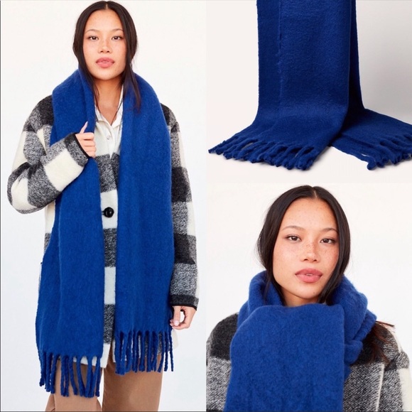 Aritzia Main Character scarf. Acrylic. Royal blue. - Picture 1 of 7